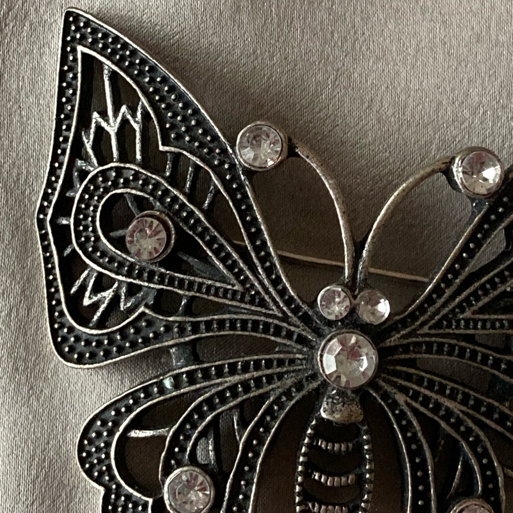 Metal Butterfly Brooch with sparkle stones - Picture 2 of 6